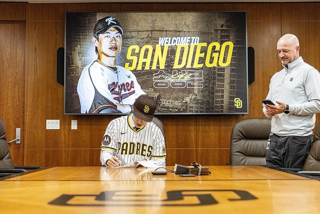 샌디에이고 파드리스의 송성문이 대주자로 빅리그 무대에 데뷔했다. 송성문은 27일 멕시코 멕시코시티의 에스타디오 알프레도 아르프 엘루에서 MLB 월드투어 일환으로 열린 애리조나 다이아몬드백스와의 경기에서 7-8로 뒤진 8회초 루이스 캄푸사노의 대주자로 경기에 나섰다. 샌디에이고는 멕시코시티에서 열리는 애리조나와의 2연전을 앞두고 빅리그 로스터가 26명에서 27명으로 늘어나자 이 자리를 송성문으로 채웠다. 송성문은 멕시코시티에서의 첫 경기인 26일 경기에선 벤치를 지켰으나 두 번째 경기에선 대주자로 데뷔했다. 송성문은 8회말 수비에서 바로 빠졌다. 샌디에이고