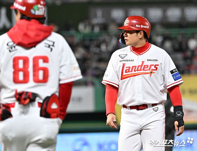 SSG 랜더스 베테랑 거포 외야수 김재환이 27일 1군 엔트리에서 빠졌다. 올 시즌 앞두고 두산 베어스에서 SSG로 이적한 김재환은 24경기에서 타율 0.110(82타수 9안타), 2홈런, 10타점으로 심각한 타격 부진을 겪었다. SSG 이숭용 감독은 오랜 기간 '(김재환은)결과가 안 나올 뿐이지 타격 컨디션 자체는 괜찮아 보인다'며 믿음을 드러냈으나 더 이상 기다리지 않기로 했다. 엑스포츠뉴스DB