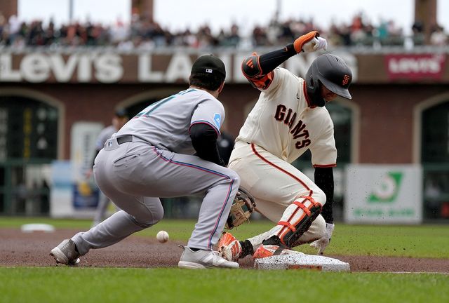 미국 메이저리그 샌프란시스코 자이언츠의 이정후가 27일(한국시간) 미국 캘리포니아주 샌프란시스코의 오라클파크에서 열린 2026 메이저리그 마이애미 말린스와의 홈 경기에 1번타자 겸 우익수로 선발출전, 5타수 4안타 2득점을 기록했다.&nbsp;빅리그 통산 세 번째 한 경기 4안타로 활약했다. 사진 연합뉴스