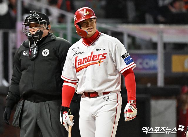 SSG 랜더스 베테랑 거포 외야수 김재환이 27일 1군 엔트리에서 빠졌다. 올 시즌 앞두고 두산 베어스에서 SSG로 이적한 김재환은 24경기에서 타율 0.110(82타수 9안타), 2홈런, 10타점으로 심각한 타격 부진을 겪었다. SSG 이숭용 감독은 오랜 기간 '(김재환은)결과가 안 나올 뿐이지 타격 컨디션 자체는 괜찮아 보인다'며 믿음을 드러냈으나 더 이상 기다리지 않기로 했다. 엑스포츠뉴스DB