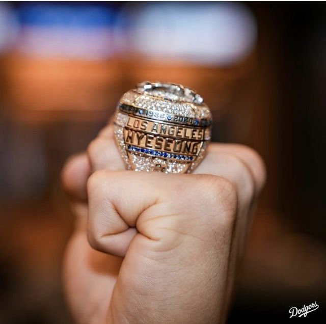 지난해 로스앤젤레스 다저스를 통해 미국프로야구 메이저리그(MLB)에 입성한 직후 팀의 월드시리즈 우승을 함께했던 김혜성이 월드시리즈 우승 반지를 받았다. 다저스는 28일(한국시간) 구단 소셜미디어(SNS)를 통해 김혜성이 월드시리즈 우승 반지를 받는 모습이 담긴 영상과 사진을 공개했다. 사진 다저스 SNS