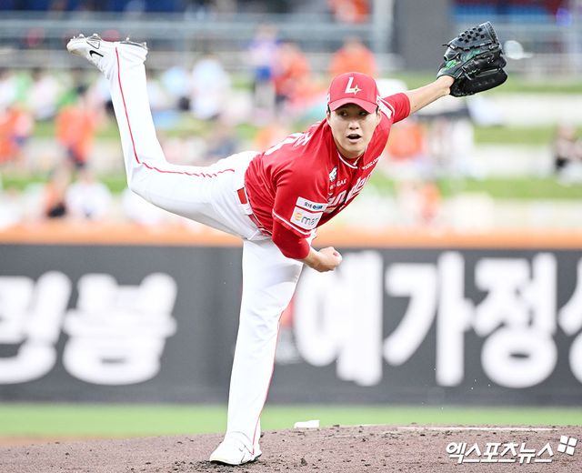 22일 오후 대전 한화생명 볼파크에서 열린 '2025 신한 SOL Bank KBO리그' SSG 랜더스와 한화 이글스의 경기, 1회말 SSG 선발투수 최민준이 공을 힘차게 던지고 있다. 엑스포츠뉴스 DB