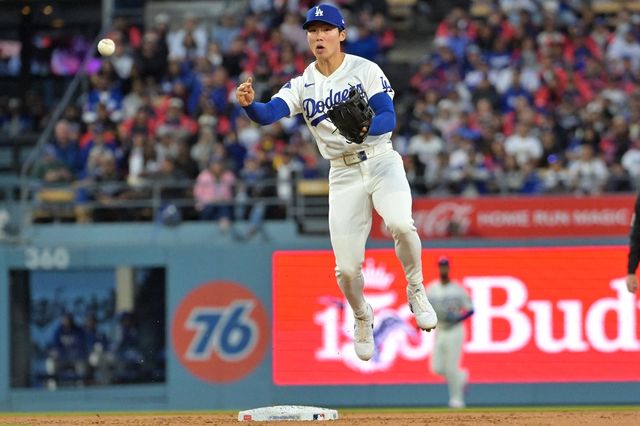 지난해 월드시리즈 우승 반지를 뒤늦게 받은 LA 다저스 내야수 김혜성이 치명적인 만루 포구 실책과 함께 2타수 무안타로 교체되는 아쉬움을 남겼다. 다저스는 28일(한국시간) 미국 캘리포니아주 로스앤젤레스 다저스타디움에서 2026 메이저리그(MLB) 마이애미 말린스와 홈 경기를 치러 5-4로 승리했다. 이날 승리로 다저스는 3연승을 달리면서 시즌 20승10패로 내셔널리그 서부지구 1위 자리를 수성했다. 김혜성은 2타수 무안타에 실책까지 저지른 뒤 경기 중반 교체됐다. 연합뉴스