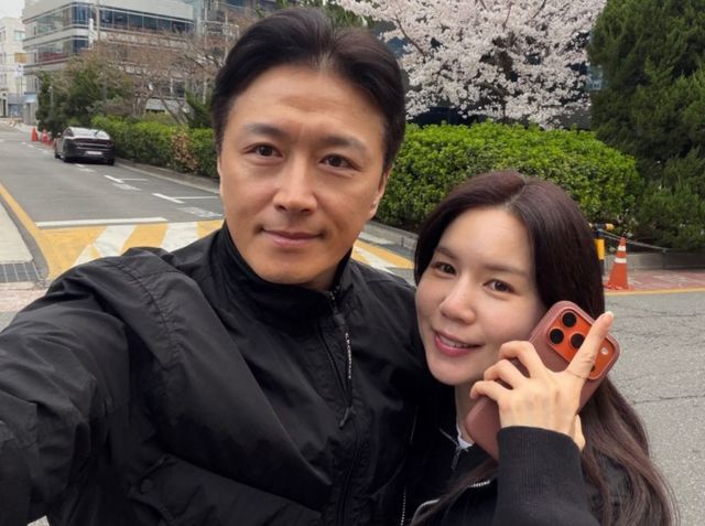 배우 진태현과 박시은 부부.