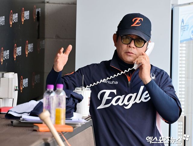 김경문 감독이 이끄는 한화는 28일 대전 한화생명 볼파크에서 SSG 랜더스와 정규시즌 3차전을 치른다. 한화는 10승14패(0.417)로 두산 베어스와 함께 공동 7위에 올라 있다. 9위 키움 히어로즈와의 격차가 0.5경기 차에 불과하다. 한화는 이날 경기 앞두고 양상문 투수코치가 건강상의 이유로 엔트리에서 말소됐다. 전날 공지 대로 투수 김서현이 2군에 내려갔으며 원종혁이 1군 엔트리에 합류했다. 엑스포츠뉴스DB