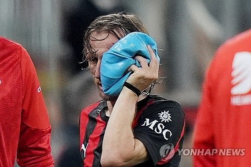  2026 국제축구연맹(FIFA) 북중미 월드컵(캐나다·미국·멕시코 공동개최)에 마스크맨이 또다시 등장한다.&nbsp; 크로아티아의 전설 루카 모드리치가 마스크를 착용하고 월드컵 출전을 준비한다.&nbsp; 크로아티아축구협회가 28일(한국시간) 공식 채널을 통해 크로아티아 축구 대표팀 주장 모드리치가 왼쪽 광대뼈 수술을 성공적으로 마쳤다고 알렸다.&nbsp;연합뉴스