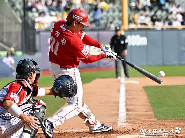 12일 오후 서울 송파구 잠실야구장에서 열린 '2026 신한 SOL Bank KBO리그' SSG 랜더스와 LG 트윈스의 경기, LG가 SSG에 9:1로 승리하며 7연승을 기록했다. 9회초 무사 2루 SSG 김성욱이 중전안타를 날리고 있다. 엑스포츠뉴스 DB