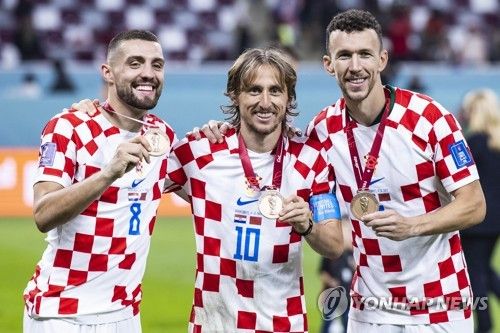  2026 국제축구연맹(FIFA) 북중미 월드컵(캐나다·미국·멕시코 공동개최)에 마스크맨이 또다시 등장한다.&nbsp; 크로아티아의 전설 루카 모드리치가 마스크를 착용하고 월드컵 출전을 준비한다.&nbsp; 크로아티아축구협회가 28일(한국시간) 공식 채널을 통해 크로아티아 축구 대표팀 주장 모드리치가 왼쪽 광대뼈 수술을 성공적으로 마쳤다고 알렸다.&nbsp;연합뉴스