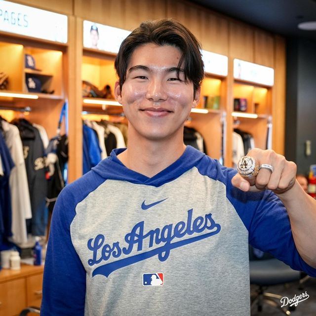 지난해 로스앤젤레스 다저스를 통해 미국프로야구 메이저리그(MLB)에 입성한 직후 팀의 월드시리즈 우승을 함께했던 김혜성이 월드시리즈 우승 반지를 받았다. 다저스는 28일(한국시간) 구단 소셜미디어(SNS)를 통해 김혜성이 월드시리즈 우승 반지를 받는 모습이 담긴 영상과 사진을 공개했다. 사진 다저스 SNS