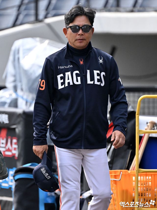 김경문 감독이 이끄는 한화는 28일 대전 한화생명 볼파크에서 SSG 랜더스와 정규시즌 3차전을 치른다. 한화는 10승14패(0.417)로 두산 베어스와 함께 공동 7위에 올라 있다. 9위 키움 히어로즈와의 격차가 0.5경기 차에 불과하다. 한화는 이날 경기 앞두고 양상문 투수코치가 건강상의 이유로 엔트리에서 말소됐다. 전날 공지 대로 투수 김서현이 2군에 내려갔으며 원종혁이 1군 엔트리에 합류했다. 엑스포츠뉴스DB