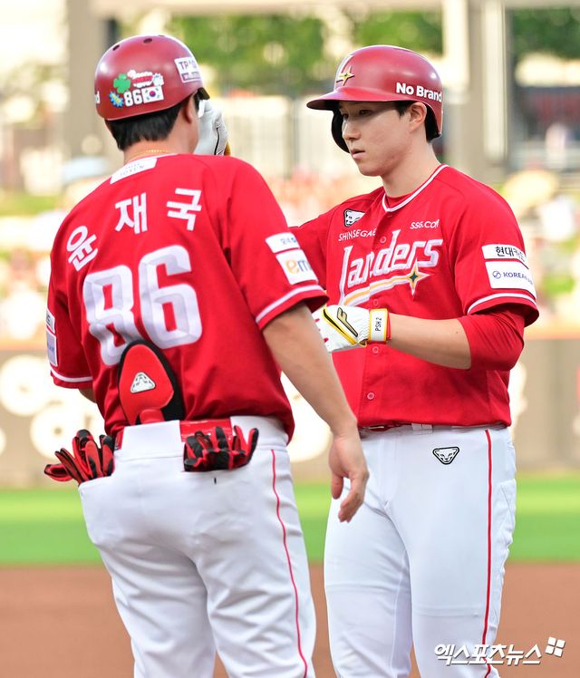 23일 오후 대전 한화생명 볼파크에서 열린 '2025 신한 SOL Bank KBO리그' SSG 랜더스와 한화 이글스의 경기, 1회초 SSG 박성한이 우전안타를 날리고 있다. 엑스포츠뉴스 DB