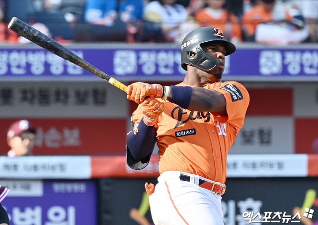 28일 오후 대전 한화생명 볼파크에서 열린 '2026 신한 SOL Bank KBO리그' 키움 히어로즈와 한화 이글스의 개막전 경기, 7회말 2사 1루 한화 페라자가 우전안타를 날리고 있다. 엑스포츠뉴스 DB