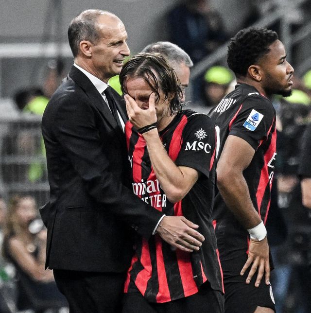  2026 국제축구연맹(FIFA) 북중미 월드컵(캐나다·미국·멕시코 공동개최)에 마스크맨이 또다시 등장한다.&nbsp; 크로아티아의 전설 루카 모드리치가 마스크를 착용하고 월드컵 출전을 준비한다.&nbsp; 크로아티아축구협회가 28일(한국시간) 공식 채널을 통해 크로아티아 축구 대표팀 주장 모드리치가 왼쪽 광대뼈 수술을 성공적으로 마쳤다고 알렸다.&nbsp;연합뉴스