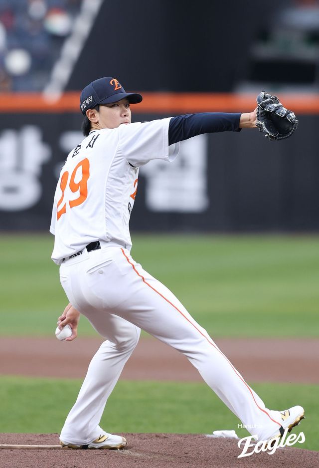 29일 오후 대전 한화생명 볼파크에서 열린 '2026 신한 SOL KBO리그' SSG 랜더스와 한화 이글스의 경기, 한화 선발 황준서가 1⅔이닝 2피안타(1피홈런) 6사사구 1탈삼진 5실점으로 등판을 마쳤다. 황준서의 시즌 평균자책점은 3.38에서 6.57로 상승했다. 한화 이글스