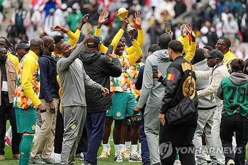 2026 국제축구연맹(FIFA) 북중미 월드컵에서는 상대와 대치하는 상황에서 입을 가리는 선수, 심판 판정에 항의하며 경기장을 떠나는 선수에게 레드카드가 나올 수 있게 됐다. 국제축구평의회(IFAB)가 FIFA의 제안을 받아들여 관련 경기 규칙 개정안을 승인했다. 주장 손흥민이나 평소 소속팀에서 입을 가리고 대화를 자주 하는 김민재, 이강인 등 핵심 선수들도 레드카드를 받지 않도록 주의가 필요할 것으로 보인다. 연합뉴스