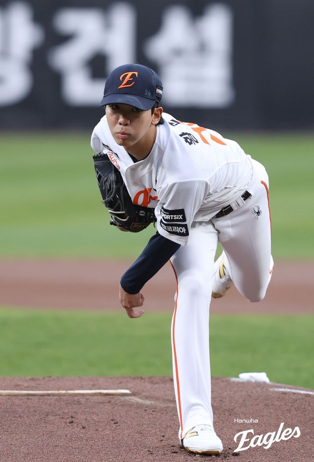 29일 오후 대전 한화생명 볼파크에서 열린 '2026 신한 SOL KBO리그' SSG 랜더스와 한화 이글스의 경기, 한화 선발 황준서가 1⅔이닝 2피안타(1피홈런) 6사사구 1탈삼진 5실점으로 등판을 마쳤다. 황준서의 시즌 평균자책점은 3.38에서 6.57로 상승했다. 한화 이글스