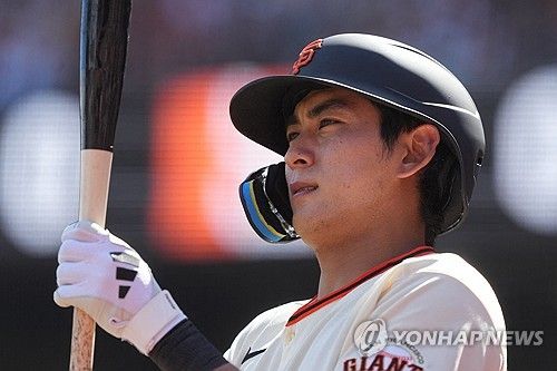 미국 메이저리그 샌프란시스코 자이언츠에서 뛰는 이정후가 29일 미국 펜실베이니아주 필라델피아 시티즌스 뱅크 파크에서 열린 2026 MLB 필라델피아 필리스와 방문 경기에 1번 타자 우익수로 선발 출전해 4타수 무안타 1삼진으로 침묵했다. 이정후는 3경기 연속 멀티히트(한 경기 2안타 이상) 행진에 마침표를 찍었다. 시즌 타율도 0.313에서 0.301(103타수 31안타)로 떨어졌다. 이정후는 이날 좌익수 뜬공, 헛스윙 삼진, 1루 땅볼, 2루 땅볼로 물러났다. 샌프란시스코는 상대 선발인 좌완 헤수스 루사르도를 공략하지 못해며 0-7로 참패했다. 연합뉴스 