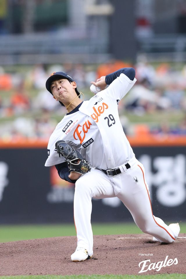 29일 오후 대전 한화생명 볼파크에서 열린 '2026 신한 SOL KBO리그' SSG 랜더스와 한화 이글스의 경기, 한화 선발 황준서가 1⅔이닝 2피안타(1피홈런) 6사사구 1탈삼진 5실점으로 등판을 마쳤다. 황준서의 시즌 평균자책점은 3.38에서 6.57로 상승했다. 한화 이글스