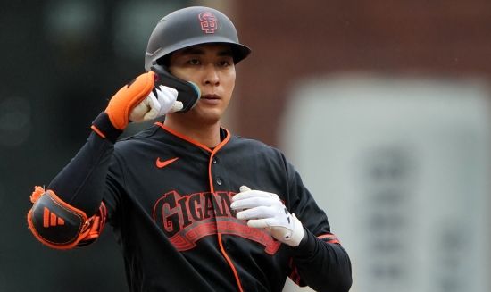 미국 메이저리그 샌프란시스코 자이언츠에서 뛰는 이정후가 29일 미국 펜실베이니아주 필라델피아 시티즌스 뱅크 파크에서 열린 2026 MLB 필라델피아 필리스와 방문 경기에 1번 타자 우익수로 선발 출전해 4타수 무안타 1삼진으로 침묵했다. 이정후는 3경기 연속 멀티히트(한 경기 2안타 이상) 행진에 마침표를 찍었다. 시즌 타율도 0.313에서 0.301(103타수 31안타)로 떨어졌다. 이정후는 이날 좌익수 뜬공, 헛스윙 삼진, 1루 땅볼, 2루 땅볼로 물러났다. 샌프란시스코는 상대 선발인 좌완 헤수스 루사르도를 공략하지 못해며 0-7로 참패했다. 연합뉴스 