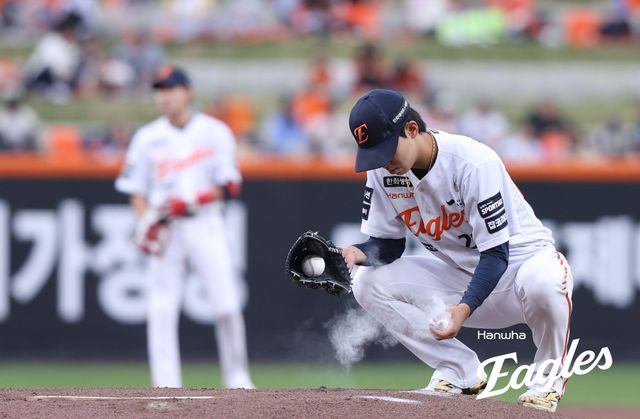 29일 오후 대전 한화생명 볼파크에서 열린 '2026 신한 SOL KBO리그' SSG 랜더스와 한화 이글스의 경기, 한화 선발 황준서가 1⅔이닝 2피안타(1피홈런) 6사사구 1탈삼진 5실점으로 등판을 마쳤다. 황준서의 시즌 평균자책점은 3.38에서 6.57로 상승했다. 한화 이글스