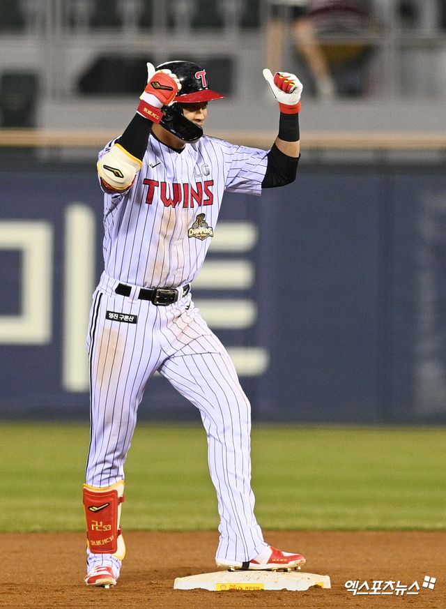 지난 1일 오후 서울 잠실야구장에서 열린 '2026 신한 SOL Bank KBO리그' KIA 타이거즈와 LG 트윈스의 경기, 8회말 LG 천성호가 안타를 날리고 세리머니를 하고 있다. 엑스포츠뉴스 DB