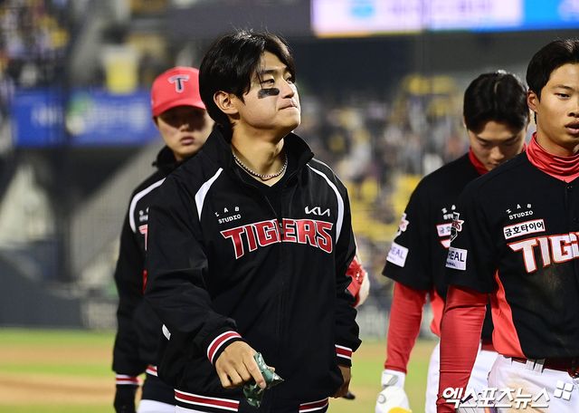 일 오후 서울 송파구 잠실야구장에서 열린 '2026 신한 SOL Bank KBO리그' KIA 타이거즈와 LG 트윈스의 경기, LG가 선발투수 웰스의 6이닝 1실점 호투에 힘입어 2:1의 스코어로 승리하며 위닝 시리즈를 달성했다. 경기 종료 후 KIA 김도영이 그라운드를 빠져나가고 있다. 잠실, 박지영 기자