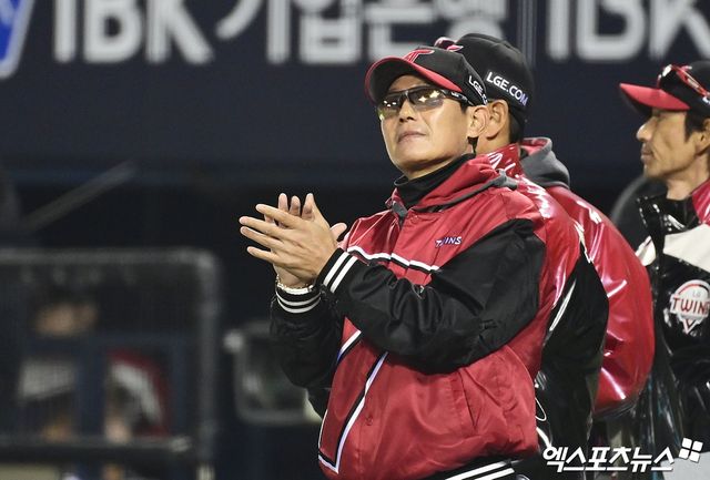 2일 오후 서울 송파구 잠실야구장에서 열린 '2026 신한 SOL Bank KBO리그' KIA 타이거즈와 LG 트윈스의 경기, LG가 선발투수 웰스의 6이닝 1실점 호투에 힘입어 2:1의 스코어로 승리하며 위닝 시리즈를 달성했다. 경기 종료 후 LG 염경엽 감독이 선수들에게 박수를 보내고 있다. 잠실, 박지영 기자