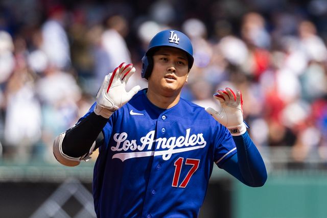 LA 다저스 이도류 슈퍼스타 오타니 쇼헤이가 4일 미국 워싱턴 D.C. 내셔널스 파크에서 열린 2026 메이저리그 워싱턴 내셔널스와 원정 경기에 1번 지명타자로 선발 출전해 시즌 첫 홈런을 쏘아 올렸다. 오타니는 이날 경기 전까지 1할대 타율로 추락과 동시에 장타와 타점이 나오지 않아 우려를 자아냈다. 하지만 오타니는 마수걸이포를 때린 뒤 하늘에 두 손으로 기도하는 제스처까지 취하면서 타격 부진 탈출을 예고했다. 연합뉴스