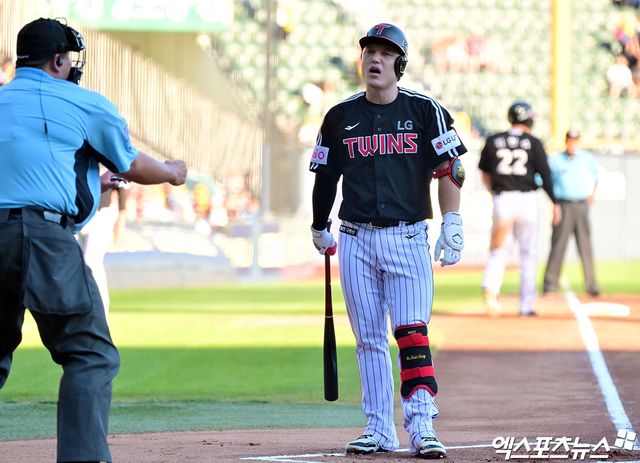 LG 트윈스 포수 박동원이 2025시즌 경기 중 ABS(자동투구 판정 시스템) 결과에 아쉬워 하는 모습. 사진 엑스포츠뉴스 DB
