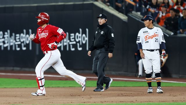 30일 오후 대전 한화생명 볼파크에서 열린 '2026 신한 SOL KBO리그' SSG 랜더스와 한화 이글스의 경기, 8회초 2사 1, 2루 SSG 최정이 스리런 홈런을 치고 있다. SSG 랜더스