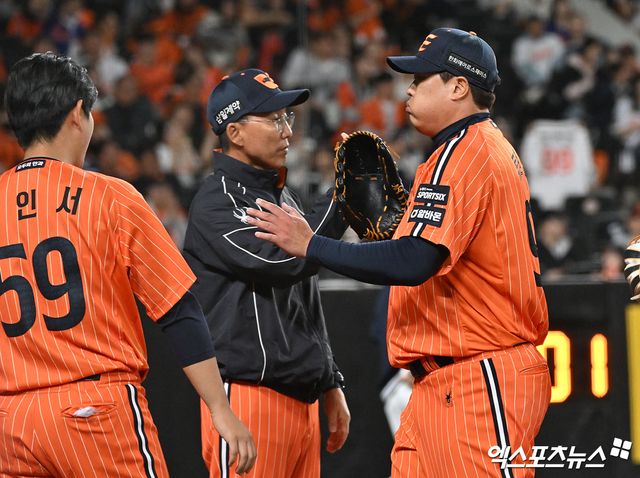 24일 오후 대전 한화생명 볼파크에서 열린 '2026 신한 SOL Bank KBO리그' NC 다이노스와 한화 이글스의 경기, 6회초 수비를 마친 한화 류현진이 더그아웃으로 향하고 있다. 엑스포츠뉴스 DB