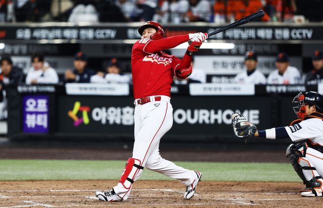 30일 오후 대전 한화생명 볼파크에서 열린 '2026 신한 SOL KBO리그' SSG 랜더스와 한화 이글스의 경기, 8회초 2사 1, 2루 SSG 최정이 스리런 홈런을 치고 있다. SSG 랜더스