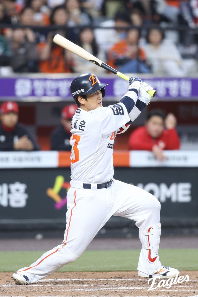 30일 오후 대전 한화생명 볼파크에서 열린 '2026 신한 SOL KBO리그' SSG 랜더스와 한화 이글스의 경기, 2회말 2사 2루 한화 최재훈이 1타점 적시타를 날리고 있다. 한화 이글스