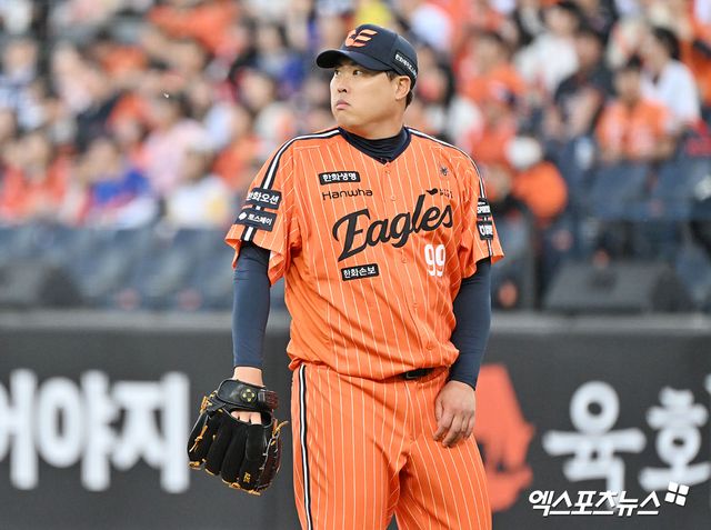 24일 오후 대전 한화생명 볼파크에서 열린 '2026 신한 SOL Bank KBO리그' NC 다이노스와 한화 이글스의 경기, 1회초 한화 선발투수 류현진이 NC 김주원에게 솔로 홈런을 허용한 후 아쉬워하고 있다. 엑스포츠뉴스 DB