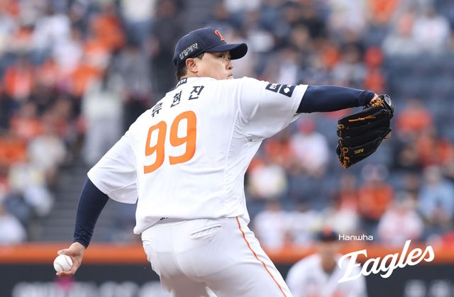 30일 오후 대전 한화생명 볼파크에서 열린 '2026 신한 SOL KBO리그' SSG 랜더스와 한화 이글스의 경기, 한화 선발 류현진이 공을 힘차게 던지고 있다. 한화 이글스