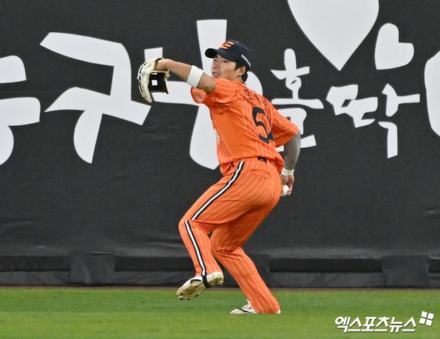 24일 오후 대전 한화생명 볼파크에서 열린 '2026 신한 SOL Bank KBO리그' NC 다이노스와 한화 이글스의 경기, 6회초 무사 1루 한화 오재원이 NC 데이비슨의 타구를 잡은 후 2루로 송구하고 있다. 엑스포츠뉴스 DB