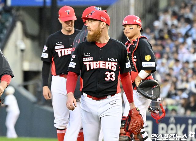 18일 오후 서울 송파구 잠실야구장에서 열린 '2026 신한 SOL Bank KBO리그' KIA 타이거즈와 두산 베어스의 경기, 7회말 1사 2루 KIA 올러가 마운드를 내려오고 있다. 엑스포츠뉴스 DB