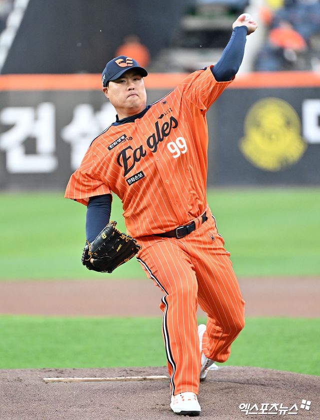 24일 오후 대전 한화생명 볼파크에서 열린 '2026 신한 SOL Bank KBO리그' NC 다이노스와 한화 이글스의 경기, 1회초 한화 선발투수 류현진이 공을 힘차게 던지고 있다. 엑스포츠뉴스 DB