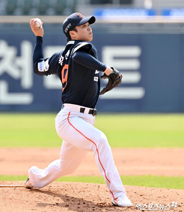 4일 오후 서울 송파구 잠실야구장에서 열린 '2026 신한 SOL Bank KBO리그' 한화 이글스와 두산 베어스의 경기, 1회말 한화 선발투수 왕옌청이 공을 힘차게 던지고 있다. 엑스포츠뉴스 DB