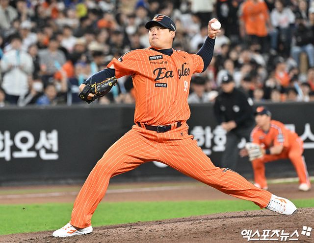 24일 오후 대전 한화생명 볼파크에서 열린 '2026 신한 SOL Bank KBO리그' NC 다이노스와 한화 이글스의 경기, 4회초 한화 선발투수 류현진이 공을 힘차게 던지고 있다. 엑스포츠뉴스 DB