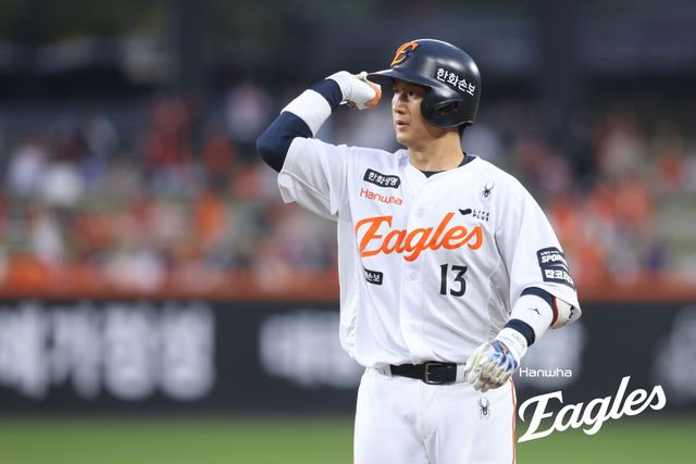 30일 오후 대전 한화생명 볼파크에서 열린 '2026 신한 SOL KBO리그' SSG 랜더스와 한화 이글스의 경기, 2회말 2사 2루 한화 최재훈이 1타점 적시타를 날리고 있다. 한화 이글스