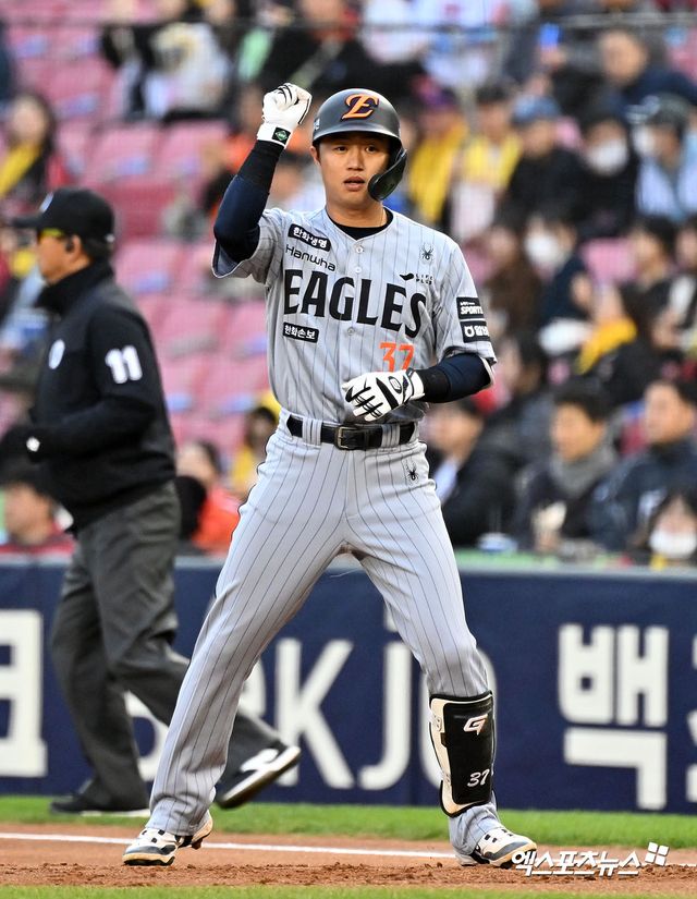 21일 오후 서울 송파구 잠실야구장에서 열린 '2026 신한 SOL Bank KBO리그' 한화 이글스와 LG 트윈스의 경기, 1회초 한화 이원석이 우전안타를 날리고 있다. 엑스포츠뉴스 DB