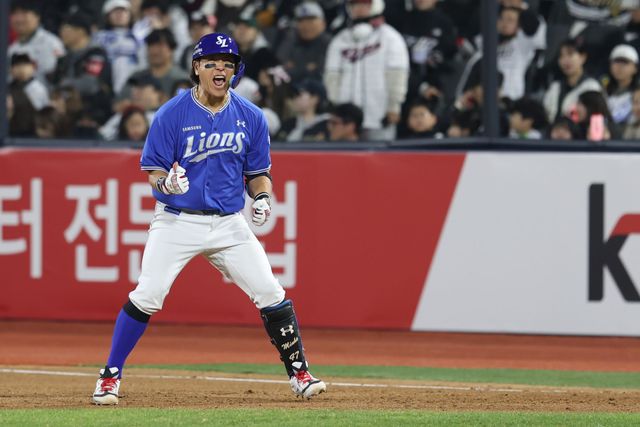 삼성 라이온즈 포수 강민호가 4일 수원 KT위즈파크에서 열린 2026 신한 SOL KBO리그 KT와의 팀 간 2차전에서 8회초 결승 2타점 적시타를 기록했다. 사진 삼성 라이온즈