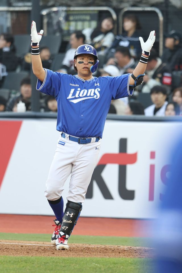 삼성 라이온즈 포수 강민호가 4일 수원 KT위즈파크에서 열린 2026 신한 SOL KBO리그 KT와의 팀 간 2차전에서 4타점을 기록, 팀 4연승을 견인했다. 사진 삼성 라이온즈
