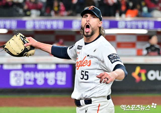 지난 시즌까지 KBO 한화 이글스에서 활약하던 우완투수 라이언 와이스(휴스턴 애스트로스)가 2경기 구원 등판해 연속 호투를 펼쳤다. 와이스는 4일(한국시간) 미국 캘리포니아주 웨스트 새크라멘토의 서터 헬스 파크에서 열린 2026 미국 메이저리그(MLB) 애슬레틱스과의 맞대결에서 6회말 구원 등판해 3이닝 38구 3피안타 2탈살짐 무사사구 무실점을 기록했다. 최근 2경기 연속 무실점 쾌투를 펼치면서 시즌 평균자책점을 1.50점까지 내렸다. 엑스포츠뉴스DB