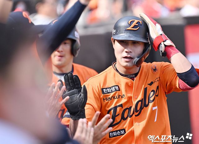 한화 이글스가 4일 수비 도중 햄스트링 근육 파열로 장기 이탈한 외국인 투수 오웬 화이트의 임시 대체 외국인 투수로 잭 쿠싱을 영입했다고 공식 발표했다. 한화 김경문 감독은 잭 쿠싱의 합류를 반기면서 다음 주말 등판 가능성에 대해선 말을 아꼈다. 한화는 오는 5일 잠실 두산 베어스전에서 대체 선발 한 자리를 채워야 한다. 한화는 4일 경기 선발 라인업에서 주전 유격수 심우준을 빼고 이도윤의 이름을 넣었다. 심우준은 왼쪽 내전근 통증으로 경기 후반 대수비로 출전할 전망이다. 엑스포츠뉴스 DB