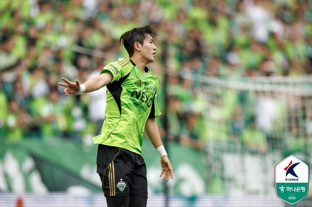 통산 100번째 '현대가 더비'의 주인공은 전북현대 공격수 이승우였다. 전북은 이승우의 환상 드리블 돌파에 이은 득점으로 라이벌 울산HD를 제압하고 리그 선두권 경쟁에 불을 지폈다. 정정용 감독이 이끄는 전북은 4일 전주월드컵경기장에서 열린 하나은행 K리그1 2026 6라운드 홈 경기에서 울산을 2-0으로 제압했다. 이로써 전북은 3연승과 함께 승점 11(3승2무1패)을 기록, 선두 FC서울(승점 12)을 승점 1점 차로 바짝 추격했다. 반면 울산은 개막 무패 행진이 끊기며 승점 10(3승1무1패)에 머물렀다. 한국프로축구연맹