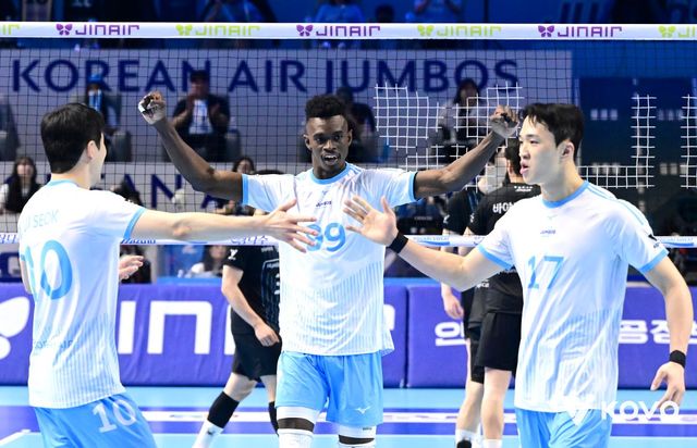 남자 프로배구 대한항공 점보스는 4일 인천 계양체육관에서 열린 현대캐피탈 스카이워커스와의 진에어 2025-2026 V리그 챔피언결정(5전 3선승제) 2차전에서 풀세트 접전 끝에 세트스코어 3-2(25-23 25-18 24-26 18-25 18-16) 승리를 거뒀다. 대한항공은 지난 2일 같은 장소에서 열린 1차전에서도 세트스코어 3-2(25-19 19-25 23-25 25-20 15-11)로 이겼다. 이번 시즌 컵대회와 정규리그 모두 정상에 오른 대한한공은 남은 3~5차전에서 1승만 거두면 지난 2023-2024시즌 이후 2년 만에 챔피언결정전 우승을 차지할 뿐만 아니라 3관왕에 오른다. 한국배구연맹(KOVO)