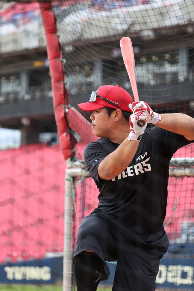 4일 오후 광주-KIA챔피언스필드에서 열리는 '2026 신한 SOL KBO리그' NC 다이노스와 KIA 타이거즈의 경기, 경기 전 KIA 내야수 박상준이 훈련을 소화하고 있다. KIA 타이거즈