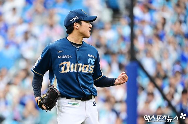 6일 오후 대구삼성라이온즈파크에서 열린 '2025 신한 SOL Bank KBO 포스트시즌' NC 다이노스와 삼성 라이온즈의 와일드카드 1차전 경기, 4회말 NC 선발투수 구창모가 삼성 선두타자 구자욱을 내야 땅볼로 돌려세운 뒤 기뻐하고 있다. 엑스포츠뉴스 DB